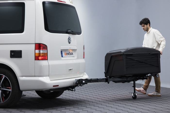 Towbox Camper Alpha noir (court) - coffre de toit monté sur attelage