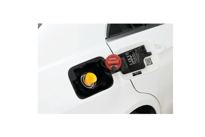 Adapter wlotu zbiornika paliwa