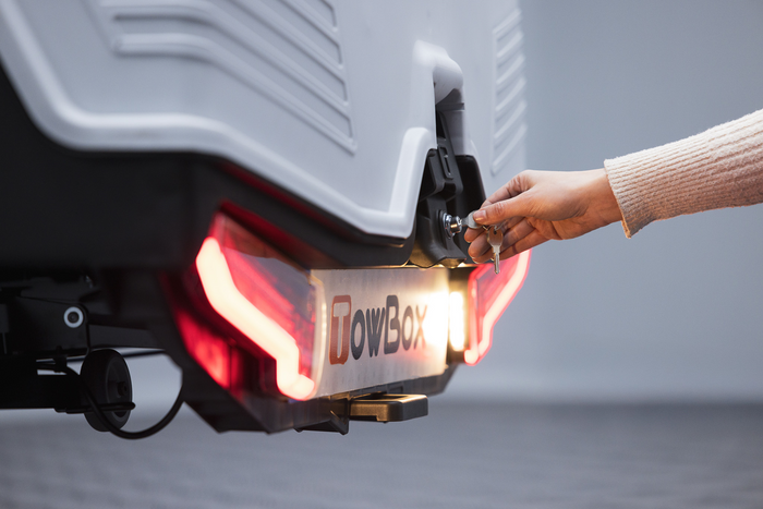 Coffre à bagages Towbox Alpha gris classique - monté sur attelage