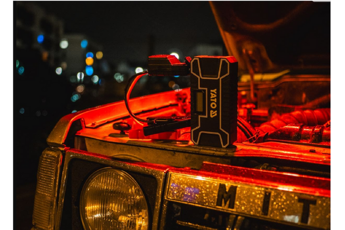 Démarreur de voiture externe YATO YT-83082 de 12 000 mAh avec écran LCD