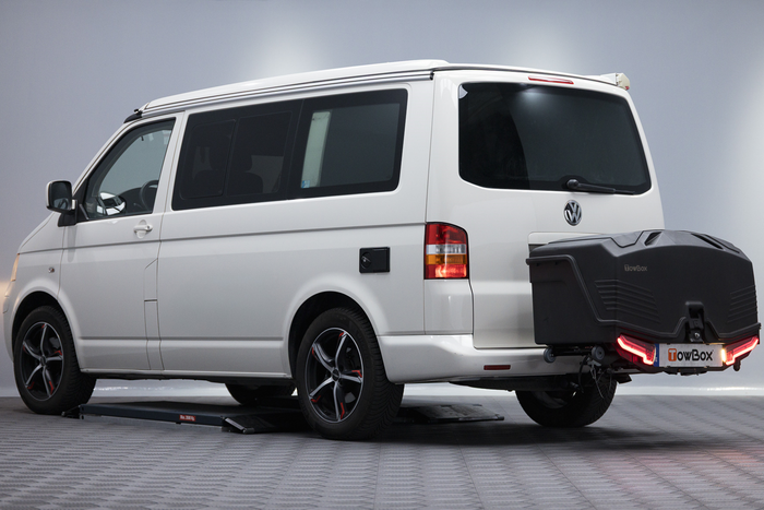 Towbox Camper Alpha noir (court) - coffre de toit monté sur attelage