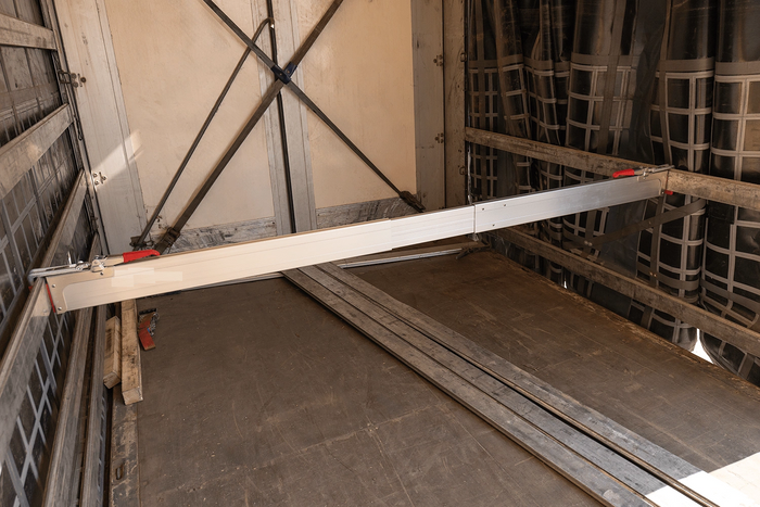 Poutre latérale UNITRAILER pour sécuriser la cargaison 2400-2700 mm