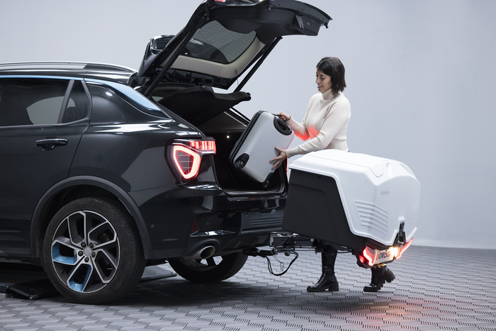 Coffre à bagages Towbox Alpha gris classique - monté sur attelage