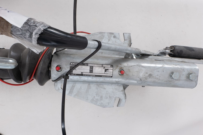 Dispositif de sécurité OUTLET KNOTT KF27B avec attelage K27A pour remorque de 2700 kg à timon en V