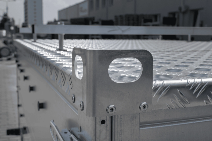 Remorque légère sur ressorts 200x125 UNITRAILER GARDEN 201/R KIPP avec ridelles supplémentaires et capot en aluminium