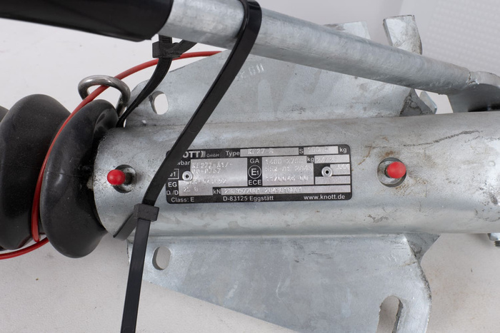 Dispositif de sécurité OUTLET KNOTT KF27B avec attelage K27A pour remorque de 2700 kg à timon en V