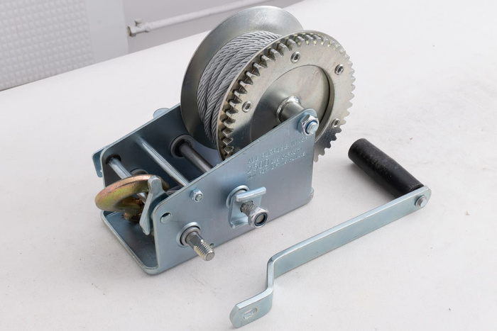 Treuil manuel OUTLET pour remorque KNOTT 1135 kg avec câble en acier