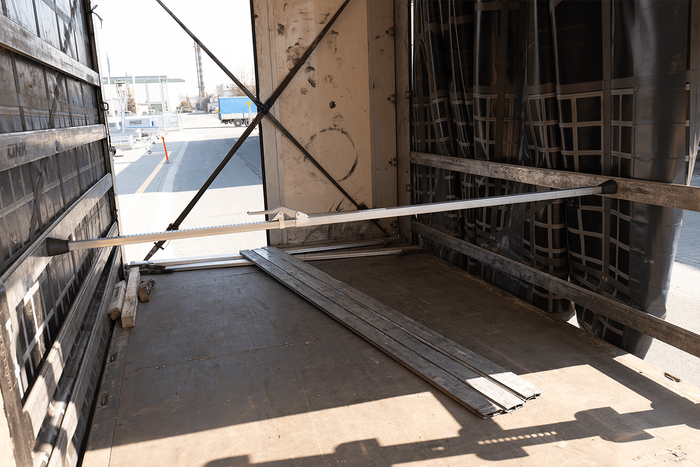 Poutre latérale UNITRAILER pour sécuriser la cargaison 1880-2852 mm