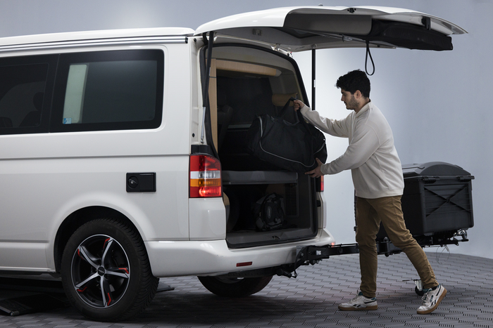 Towbox Camper Alpha noir (court) - coffre de toit monté sur attelage