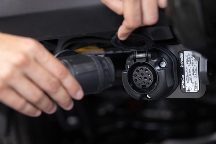 Coffre à bagages Towbox Alpha Urban Black - monté sur attelage