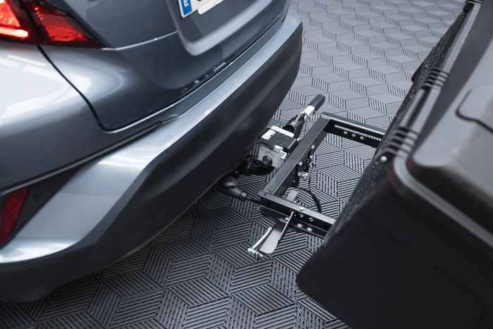 Coffre à bagages Towbox Alpha Urban Black - monté sur attelage