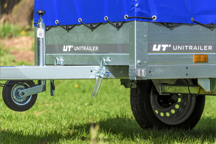 Remorque à un essieu 200x106 UNITRAILER GARDEN 200 KIPP avec châssis H-800 et bâche bleue