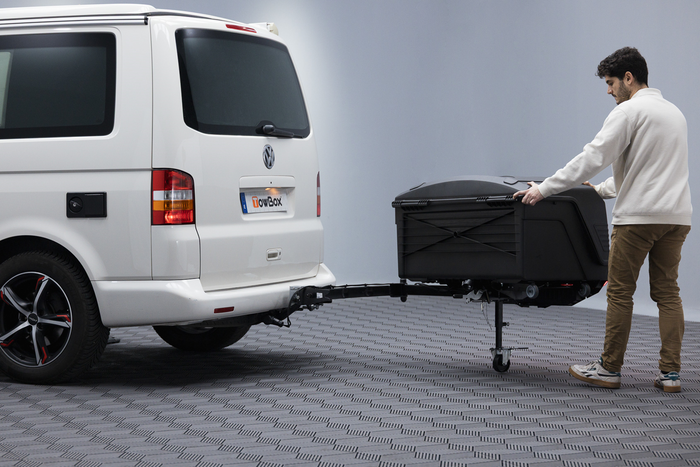 Towbox Camper Alpha noir (court) - coffre de toit monté sur attelage