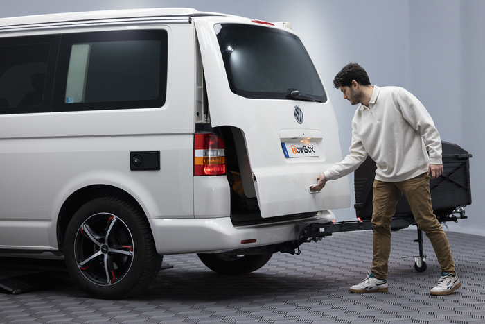 Towbox Camper Alpha noir (court) - coffre de toit monté sur attelage