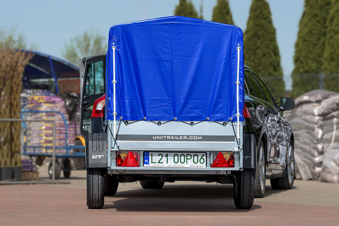 Remorque à un essieu 200x106 UNITRAILER GARDEN 200 KIPP avec châssis H-800 et bâche bleue